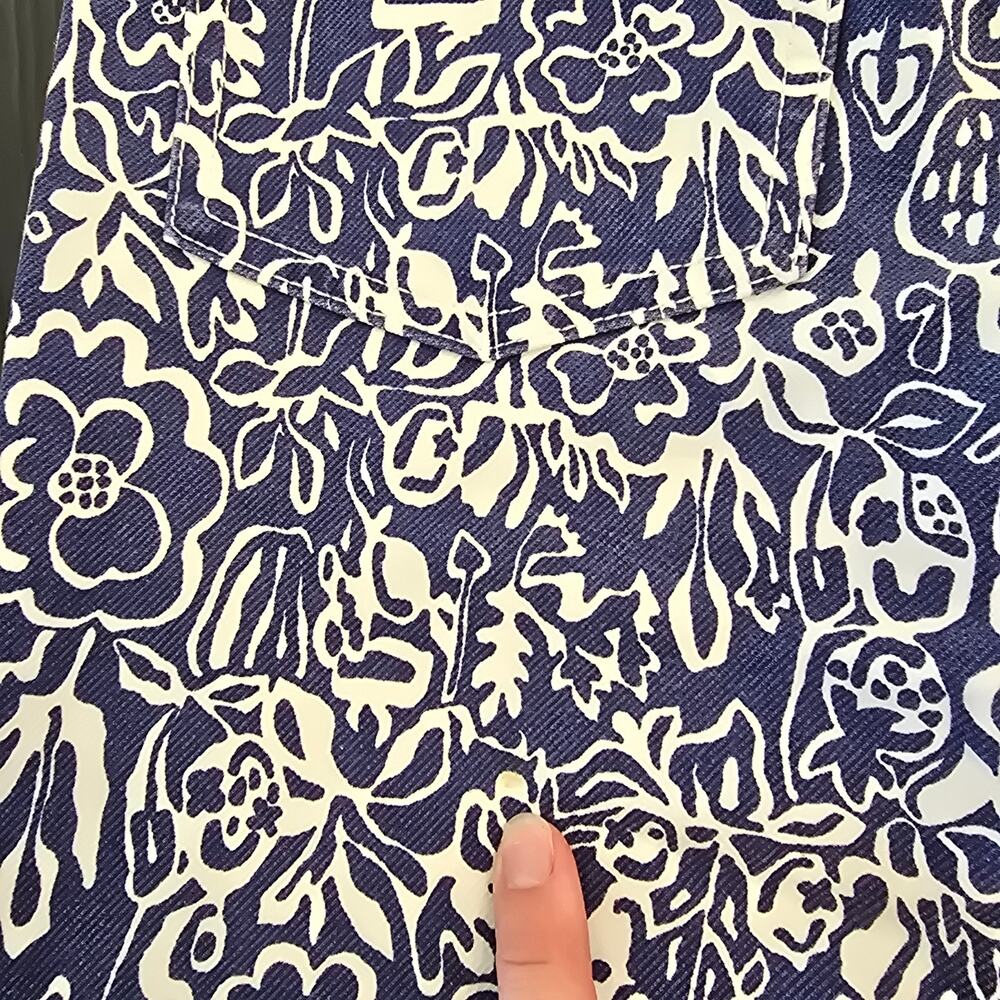 Women's J. McLaughlin Blue White Floral Jeans | Size 4 - Picture 10 of 10
